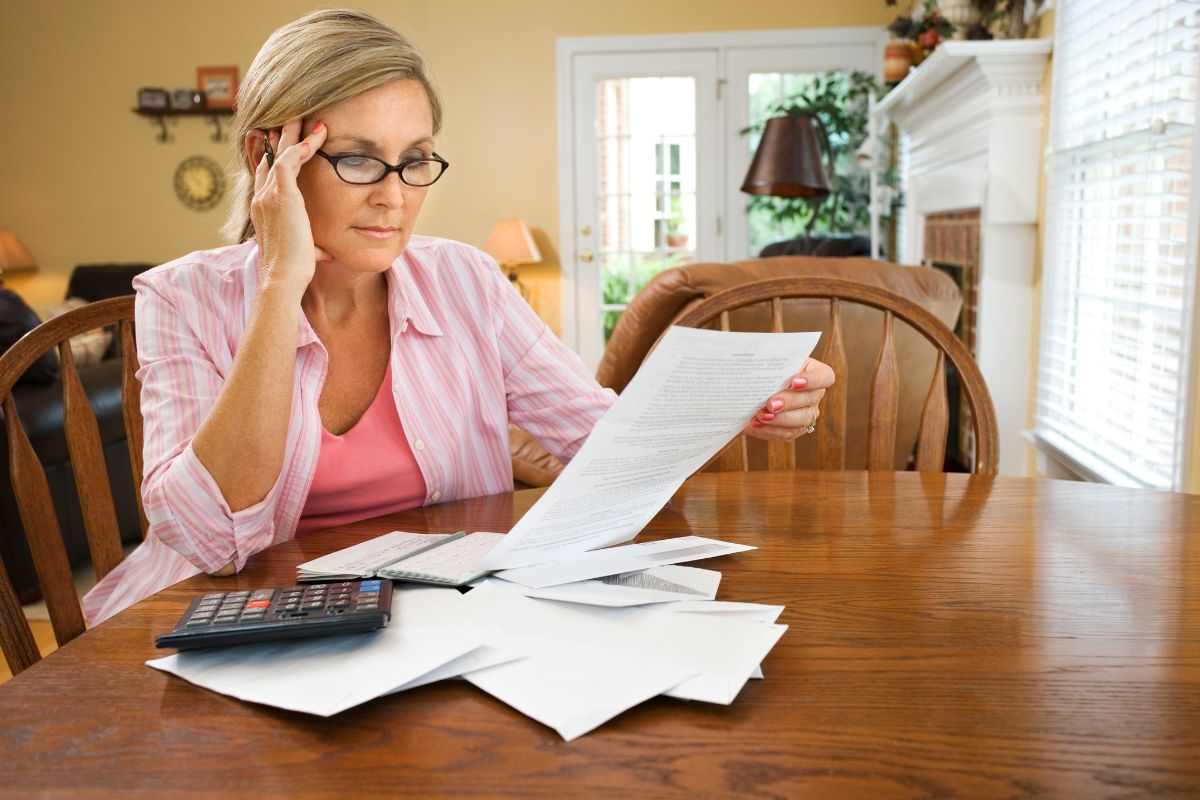 Donna calcola costo delle bollette